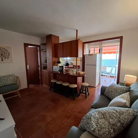 Daire Oceanfront With Large Terrace
